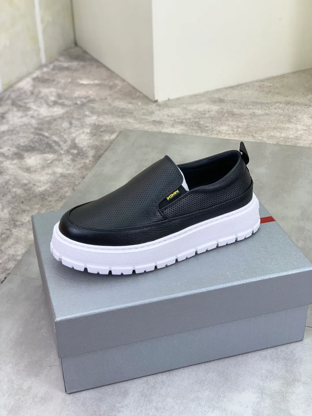 Men's shoes 💰P560💰[New model] The top version is available on the official website, 🆘 The trendy brand (Prada) mainly promotes the popular model, avant-garde and versatile fashionable men's shoes, private version mold opening, cowhide surface splicing 1:1.. Stylish and simple, original imported cowhide lining cowhide feet; the atmosphere and personality are more fashionable, eye-catching and pursuing class. It will subvert the old idea and be a must-have for fashionistas with you! Must keep it for yourself! Tall and comfortable, large and low, high-end quality workmanship. The new high-end outsole on the official website. Size: 38-45. 4️⃣colors available.